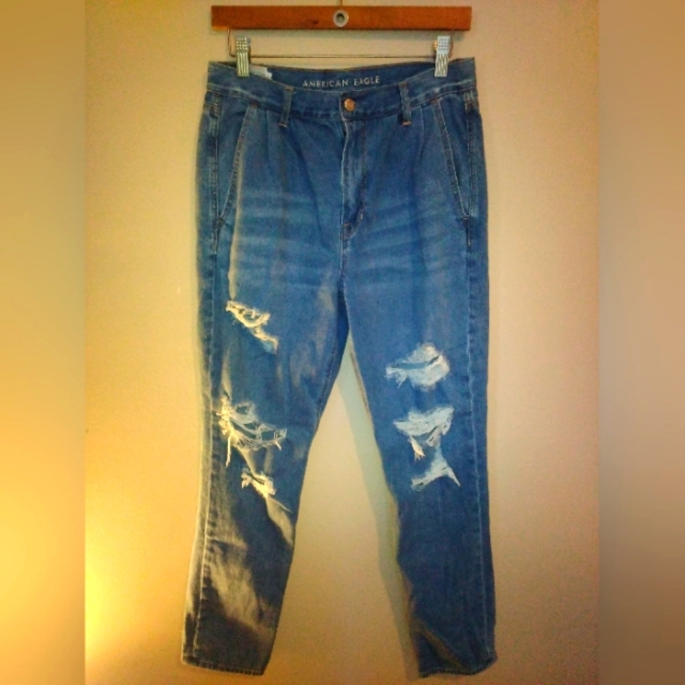 American Eagle mom jeans size 8 ripped jeans High waisted